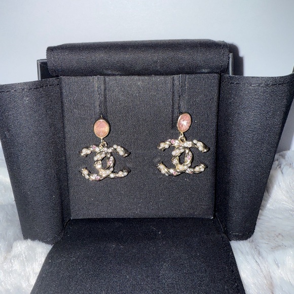 Brand New CHANEL Pearl Earrings Price drop for quick Sale!! - Picture 5 of 6